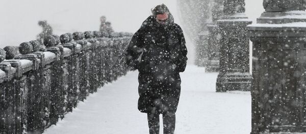 Прохожий во время снегопада, архивное фото - Sputnik Тоҷикистон