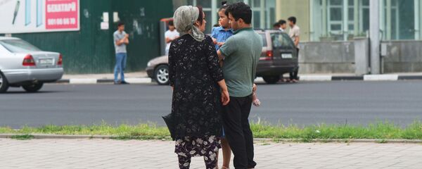 Семья на улице в Душанбе, архивное фото - Sputnik Тоҷикистон