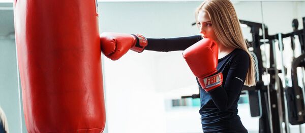 Девушка во время тренировки по боксу, архивное фото Девушка во время тренировки по боксу, архивное фото - Sputnik Таджикистан