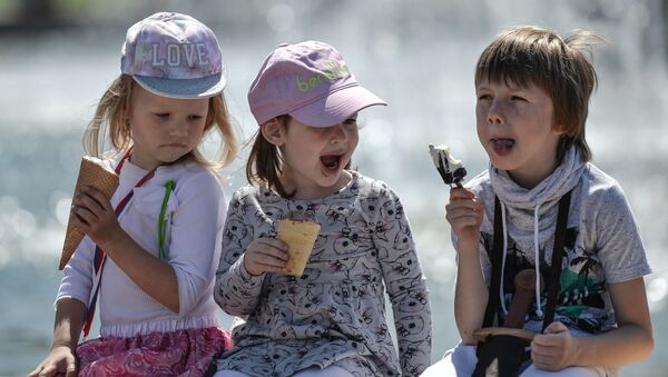 Дети едят мороженое, архивное фото - Sputnik Таджикистан