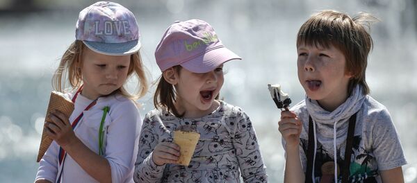 Дети едят мороженое, архивное фото - Sputnik Тоҷикистон