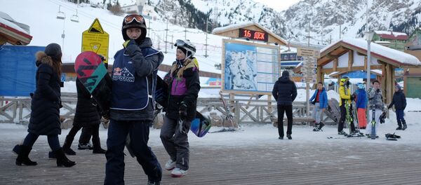 Посетители горнолыжного курорта Чимбулак близ Алматы, архивное фото - Sputnik Таджикистан