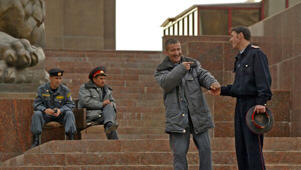 Таджикский милиционер шутит над коллегой, архивное фото - Sputnik Таджикистан