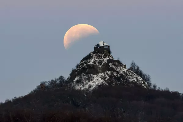 Лунное затмение над замком Сальго во время полного лунного затмения около Сальготарьяна Лунное затмение над замком Сальго во время полного лунного затмения около Сальготарьяна - Sputnik Тоҷикистон