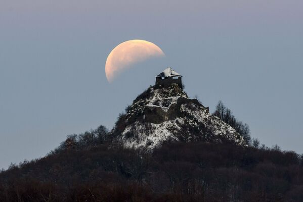 Лунное затмение над замком Сальго во время полного лунного затмения около Сальготарьяна - Sputnik Тоҷикистон
