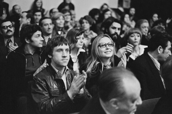 Французская актриса кино, театра Марина Влади и артист Театра на Таганке Владимир Семенович Высоцкий Французская актриса кино, театра Марина Влади и артист Театра на Таганке Владимир Семенович Высоцкий - Sputnik Таджикистан