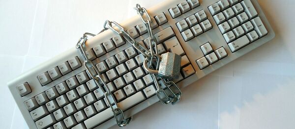 Компьютерная клавиатура под замком, архивное фото Компьютерная клавиатура под замком, архивное фото - Sputnik Таджикистан