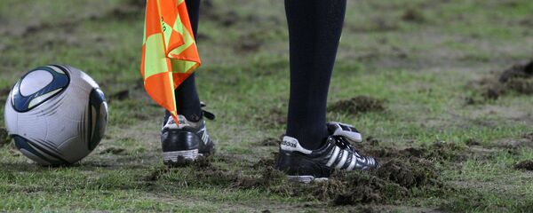 Боковой арбитр на футбольном поле, архивное фотоф Боковой арбитр на футбольном поле, архивное фотоф - Sputnik Таджикистан