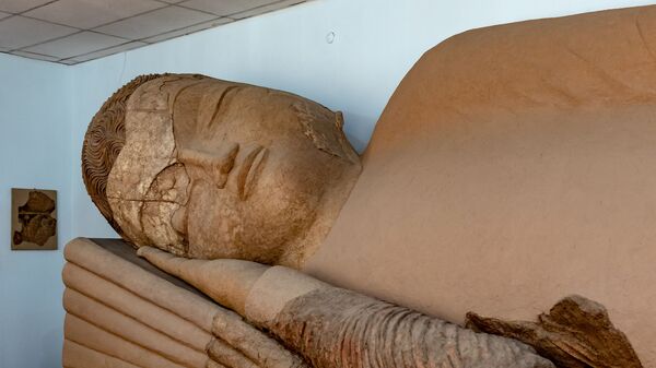 Статуя Будда в нирване в Национальном музее древностей Таджикистана - Sputnik Таджикистан