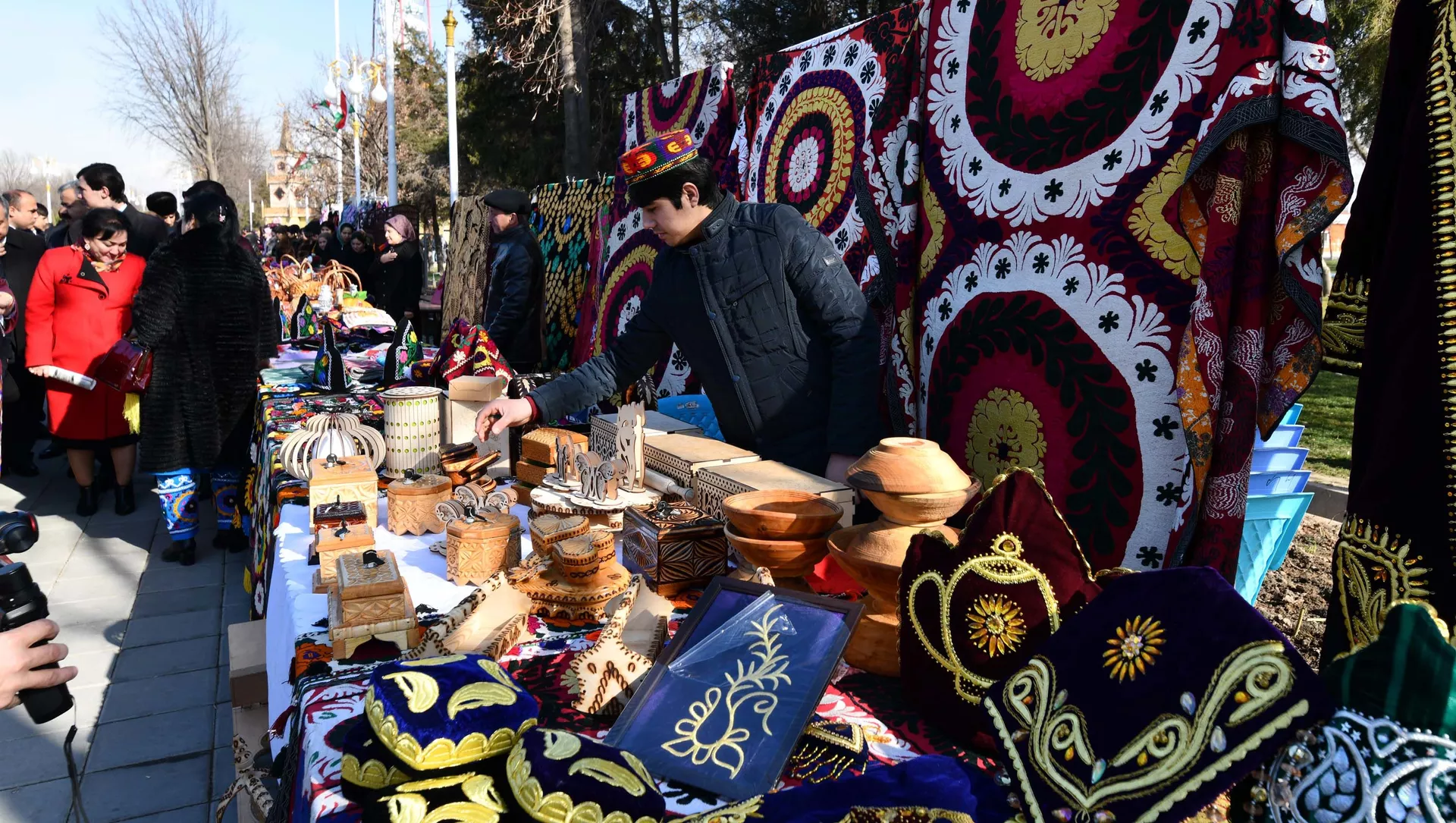 Выставка народных промыслов на празднике Сада в Душанбе