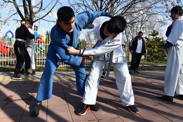 Показательный спортивные выступления на празднике Сада в Душанбе - Sputnik Таджикистан