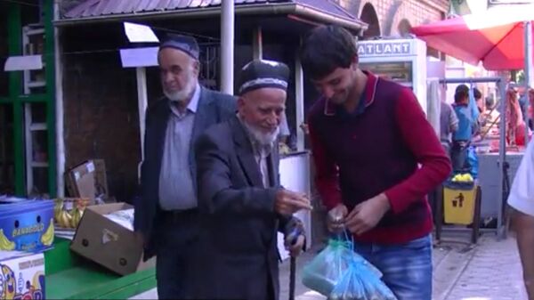Молодой человек помогает на рынке пенсионеру, архивное фото - Sputnik Таджикистан