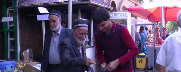 Молодой человек помогает на рынке пенсионеру, архивное фото - Sputnik Таджикистан