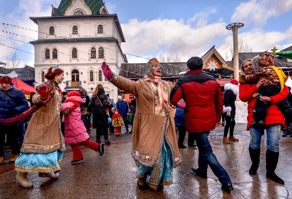 Масленичные гуляния в Москве Масленичные гуляния в Москве - Sputnik Таджикистан