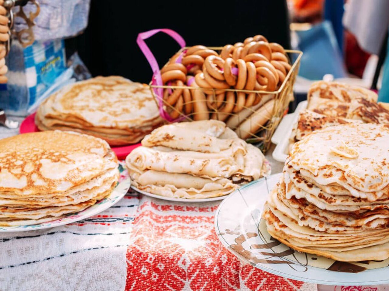 Рецепты блинов на Масленицу: самые вкусные и простые рецепты как печь