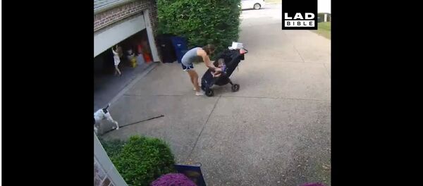 Почему нельзя ни на секунду терять бдительность, если рядом дети – видео - Sputnik Таджикистан