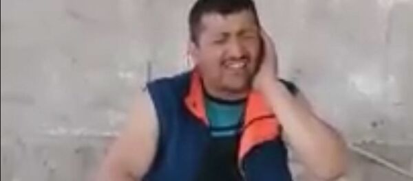 Мигрант из Куляба поет фалак - Sputnik Таджикистан