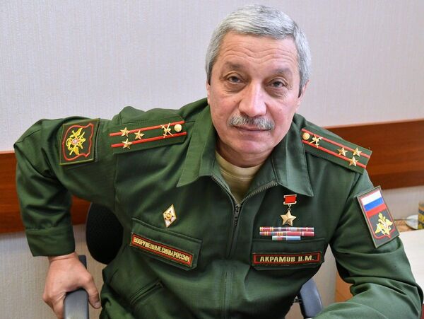 Зайти, строить и не уходить: Афганская война глазами Наби Акрамова Зайти, строить и не уходить: Афганская война глазами Наби Акрамова - Sputnik Таджикистан
