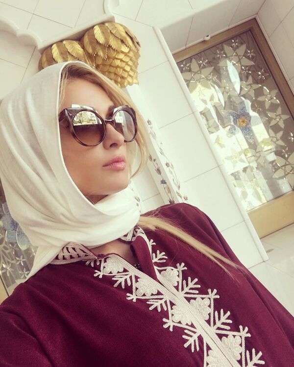 Актриса Пэрис Хилтон в хиджабе в ОАЭ - Sputnik Таджикистан