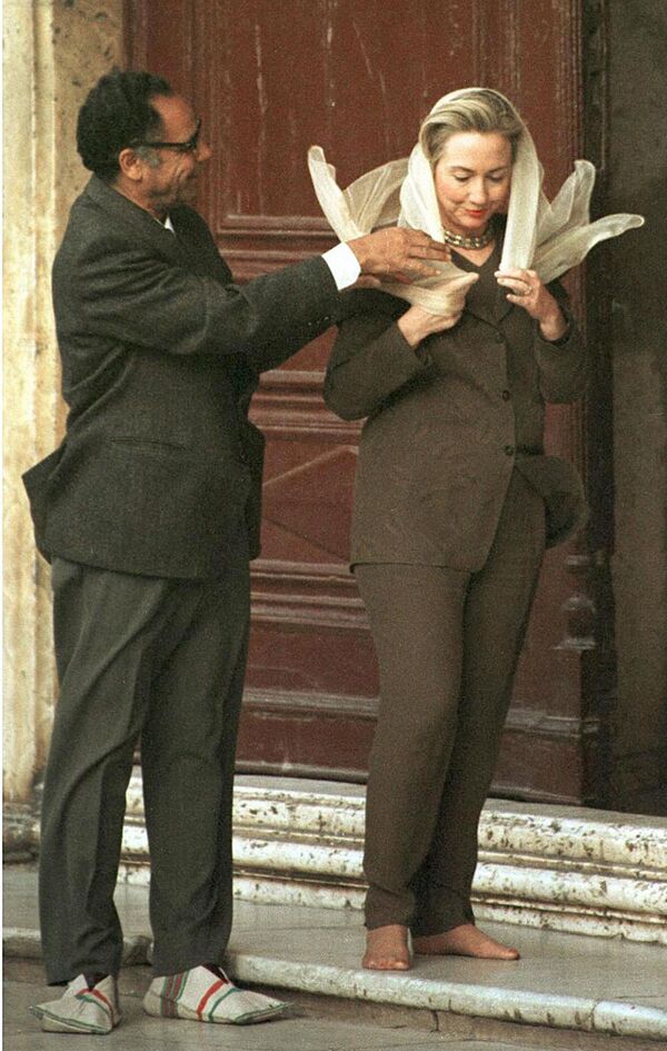 Первая леди США Хиллари Клинтон перед входом в мечеть Мухаммеда Али в Каире, Египет - Sputnik Таджикистан