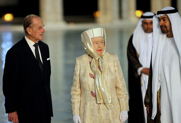 Королева Елизавета II и ее муж принц Филипп с наследным принцем Абу-Даби шейхом Мохаммедом бин Зайд аль-Нахайян у Мечети шейха Зайда - Sputnik Таджикистан