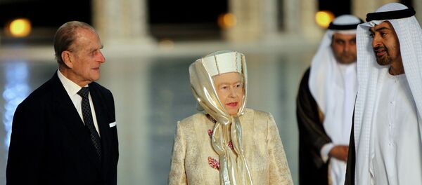 Маликаи Бритониё Едезаветаи II ва шавҳараш шоҳзода Филипп ҳамроҳи шоҳзодаи Абу-Даби шайх Муҳаммад бин Зайд ал-Нахайян дар Масҷиди шайхи Зейда  - Sputnik Тоҷикистон