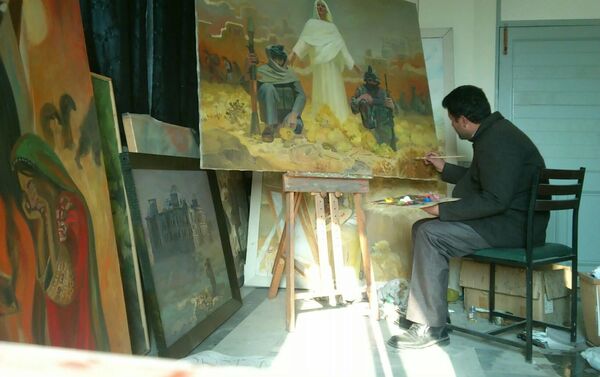 Работа художника над картиной в мастерской - Sputnik Таджикистан