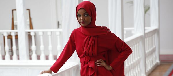 Модель Халима Аден во время фотосессии для Modanisa Модель Халима Аден во время фотосессии для Modanisa - Sputnik Таджикистан