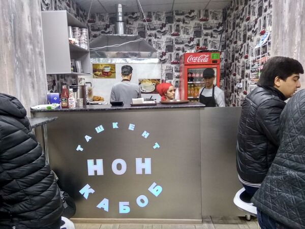 Вкусно и недорого: чем жителям Душанбе понравился фастфуд по-узбекски Вкусно и недорого: чем жителям Душанбе понравился фастфуд по-узбекски - Sputnik Таджикистан