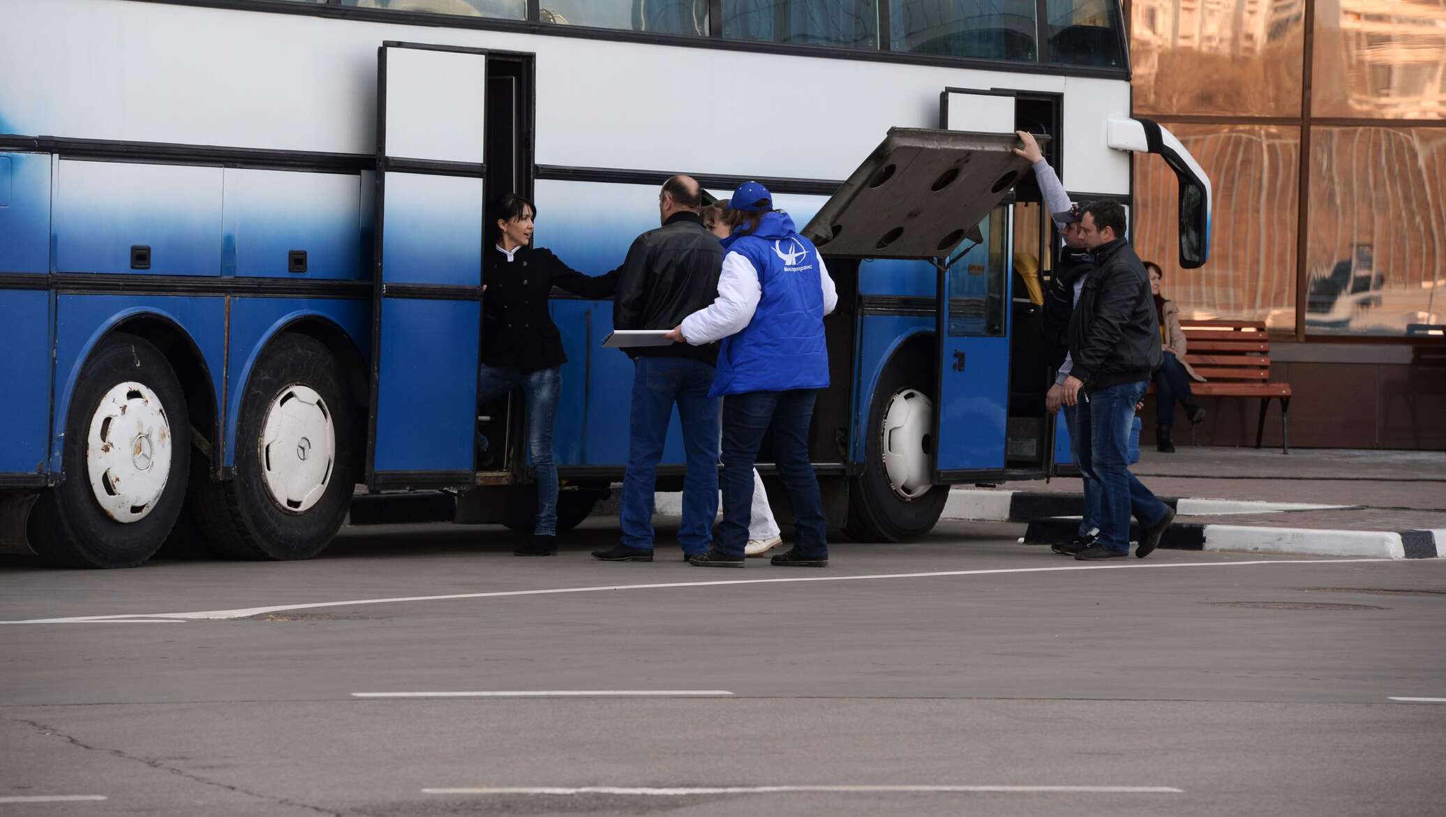 Водитель автобуса в котором к мест продает билеты и по одному пропускает пассажиров в автобус