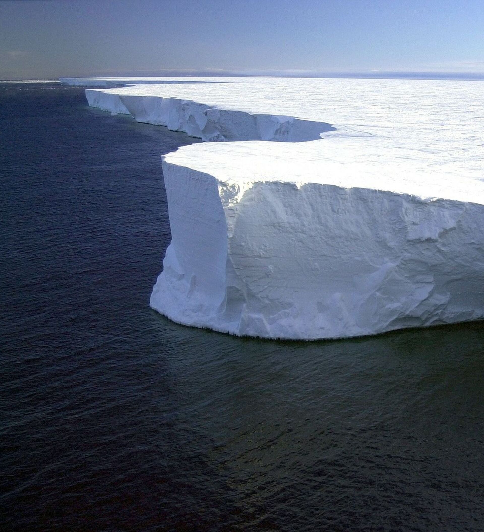 Крупнейшее антарктическое. Айсберг a-68. Антарктида шельфовый ледник Росса. Айсберг b-15. Ледники айсберги Антарктиды.