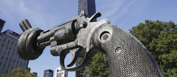 Скульптура Нет насилию перед фасадом здания ООН в Нью-Йорке Скульптура Нет насилию перед фасадом здания ООН в Нью-Йорке - Sputnik Тоҷикистон