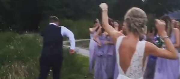 Девушка поймала букет невесты. Реакция ее парня рассмешила Сеть  - Sputnik Таджикистан