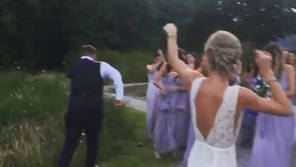 Девушка поймала букет невесты. Реакция ее парня рассмешила Сеть  - Sputnik Таджикистан