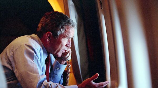 Президент США Джордж Буш-младший на борту президентского самолета 11 сентября 2001 года - Sputnik Таджикистан