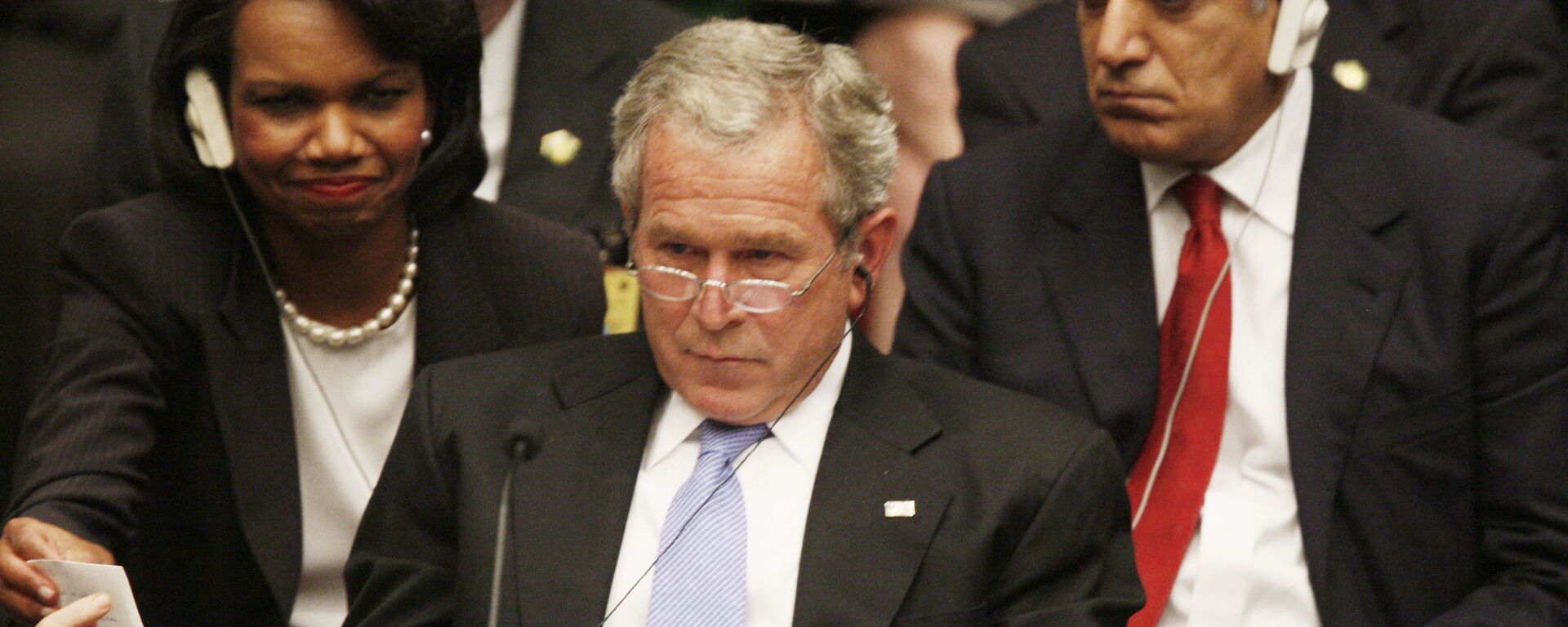 Президент США Джордж Буш показывает записку государственному секретарю Кондолизе Райс на саммите ООН в Нью-Йорке. 2005 год - Sputnik Тоҷикистон, 1920, 19.05.2022