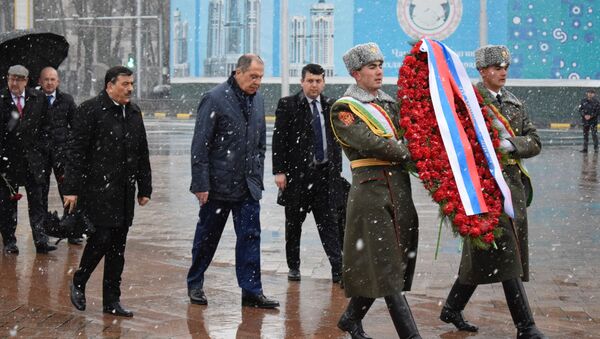 Министр иностранных дел РФ Сергей Лавров возложил цветы к памятнику Исмоилу Сомони в Душанбе - Sputnik Таджикистан