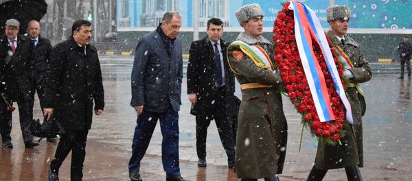 Министр иностранных дел РФ Сергей Лавров возложил цветы к памятнику Исмоилу Сомони в Душанбе Министр иностранных дел РФ Сергей Лавров возложил цветы к памятнику Исмоилу Сомони в Душанбе - Sputnik Таджикистан