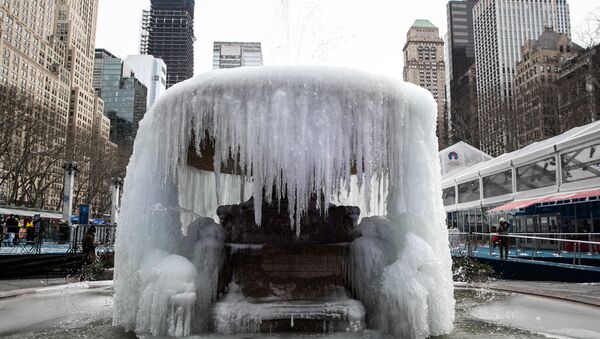Фонтан Брайант-парка в холодную погоду на Манхэттене в Нью-Йорке - Sputnik Таджикистан