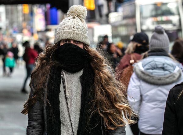 Девушка в холодную погоду на Манхэттене в Нью-Йорке - Sputnik Таджикистан