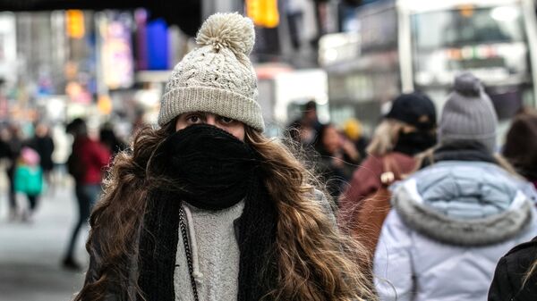 Девушка в холодную погоду на Манхэттене в Нью-Йорке - Sputnik Тоҷикистон
