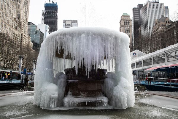 Фонтан Брайант-парка в холодную погоду на Манхэттене в Нью-Йорке - Sputnik Таджикистан