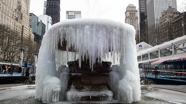 Фонтан Брайант-парка в холодную погоду на Манхэттене в Нью-Йорке - Sputnik Тоҷикистон