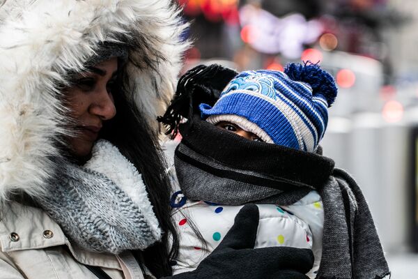 Женщина с ребенком в холодную погоду на Манхэттене в Нью-Йорке - Sputnik Таджикистан