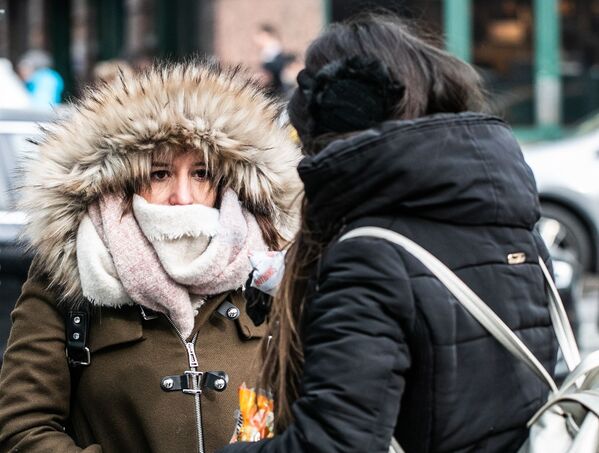 Девушки в холодную погоду на Манхэттене в Нью-Йорке - Sputnik Таджикистан