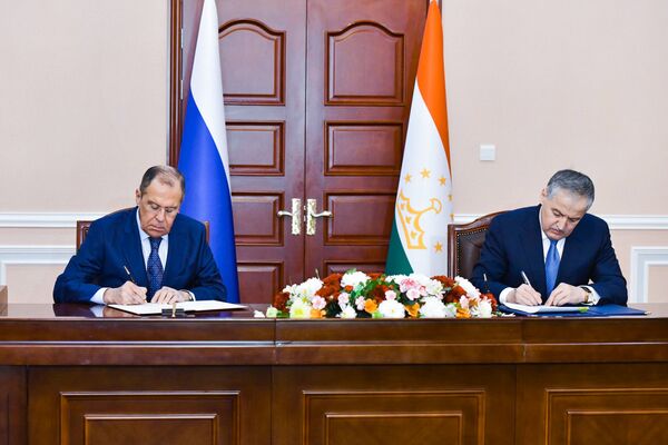 Министр иностранных дел России С.В.Лавров во время подписания документов с министром иностранных дел Таджикистана С.Мухриддином - Sputnik Таджикистан