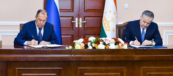 Министр иностранных дел России С.В.Лавров во время подписания документов с министром иностранных дел Таджикистана С.Мухриддином Министр иностранных дел России С.В.Лавров во время подписания документов с министром иностранных дел Таджикистана С.Мухриддином - Sputnik Тоҷикистон