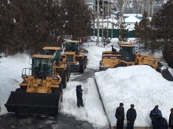 Вуруди 6 техникаи 60 ҳазор долларӣ ба Хоруғ: 15 адади дигар дар роҳ – акс - Sputnik Тоҷикистон