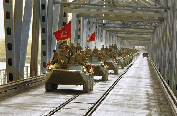 Колонна бронетранспортеров на мосту в Термезе во время вывода советских войск из Афганистана. 14 февраля 1989 года - Sputnik Таджикистан