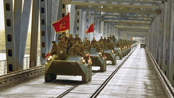 Колонна бронетранспортеров на мосту в Термезе во время вывода советских войск из Афганистана. 14 февраля 1989 года - Sputnik Таджикистан
